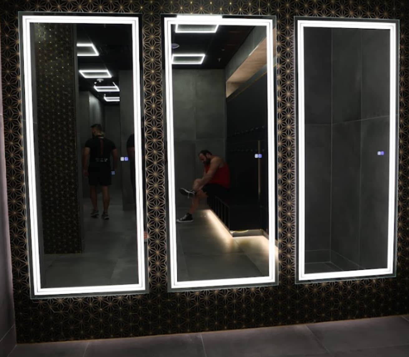 Posing room mirrors at Absolute Recomp Las Colinas with illuminated frames